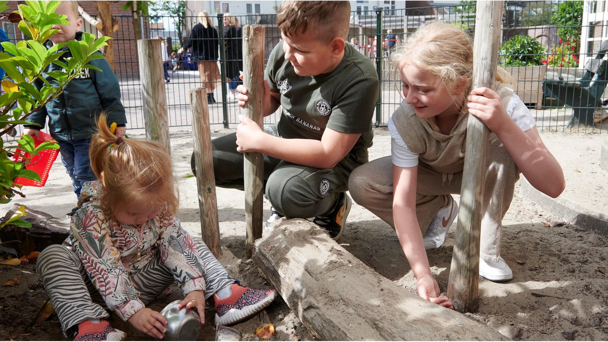 Kinderen spelen en ontdekken op het schoolplein van de Cruquiusschool in Haarlem. Kinderen spelen en ontdekken op het schoolplein van de Cruquiusschool in Haarlem.