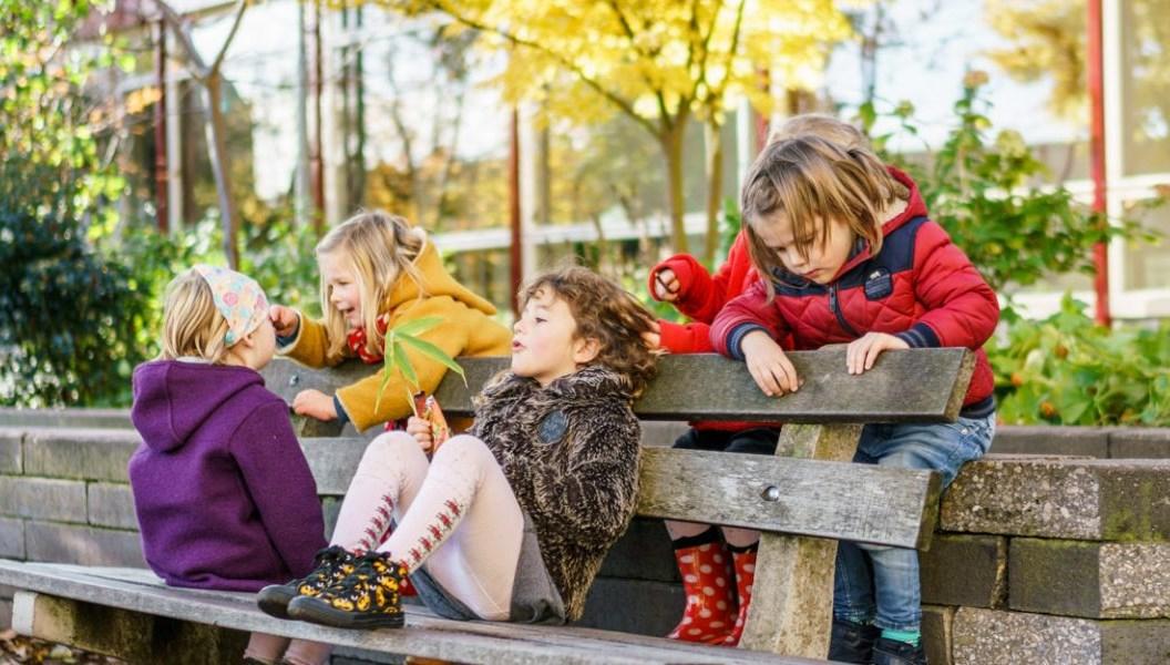 Kinderen spelen en ontspannen op een bankje in het schoolplein van de Dordtse Vrije School in Dordrecht. Kinderen spelen en ontspannen op een bankje in het schoolplein van de Dordtse Vrije School in Dordrecht.