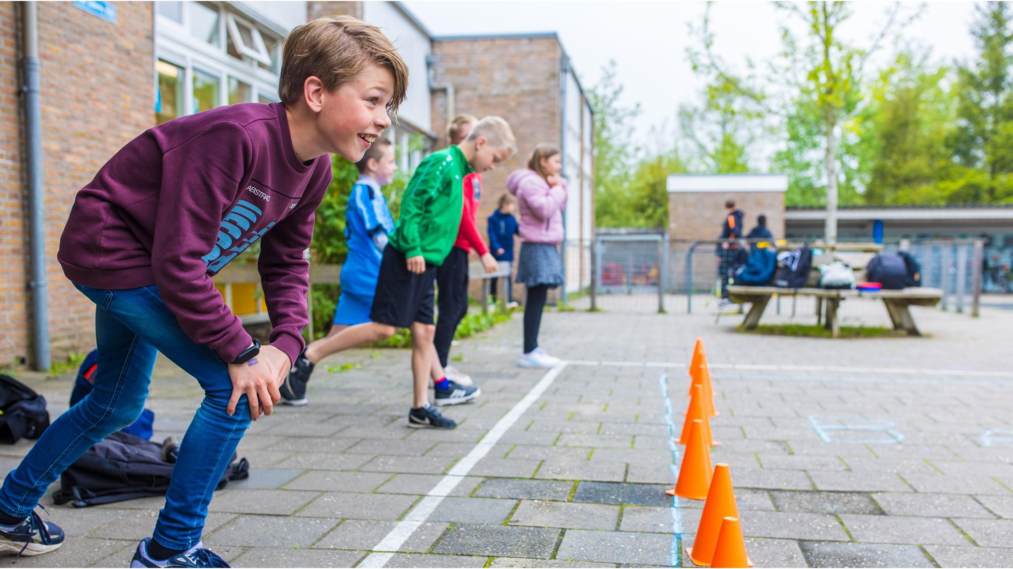 Kinderen spelen en rennen op het schoolplein van cbs Jan Kuipers in Grootegast. Kinderen spelen en rennen op het schoolplein van cbs Jan Kuipers in Grootegast.