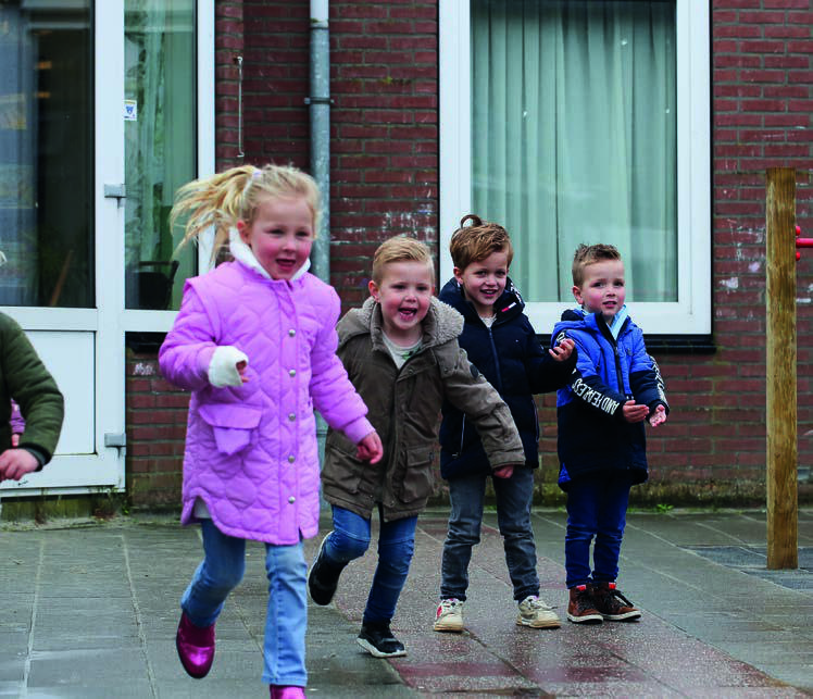 Kinderen spelen en rennen vrolijk op het schoolplein van Christelijk Kindcentrum Ichthus in Genemuiden. Kinderen spelen en rennen vrolijk op het schoolplein van Christelijk Kindcentrum Ichthus in Genemuiden.