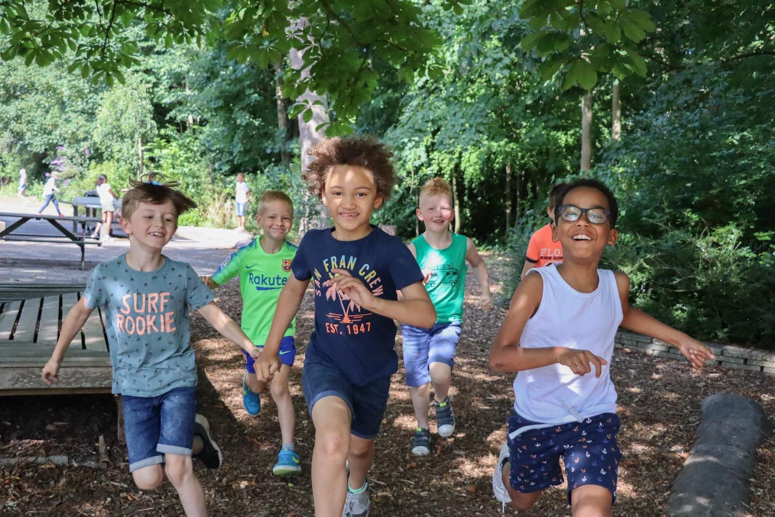 Kinderen spelen en rennen vrolijk op het schoolplein van obs De Bosrand in Oostvoorne. Kinderen spelen en rennen vrolijk op het schoolplein van obs De Bosrand in Oostvoorne.
