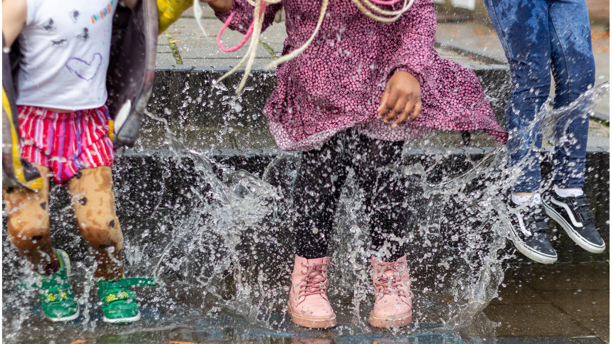 Kinderen spelen en spetteren met water op het schoolplein van Basisschool Jules Verne in Utrecht. Kinderen spelen en spetteren met water op het schoolplein van Basisschool Jules Verne in Utrecht.