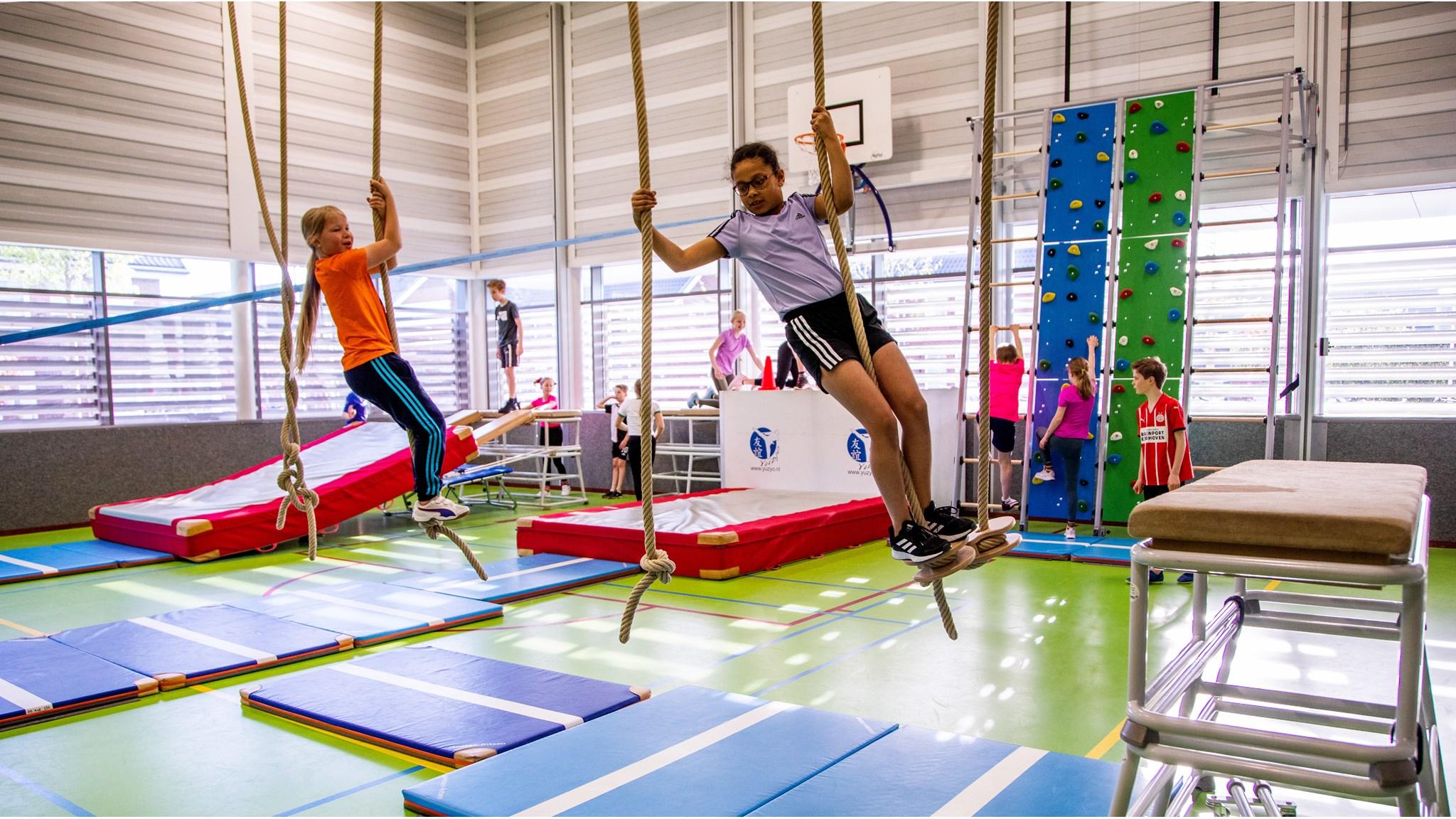 Kinderen spelen en sporten in de gymzaal van basisschool Blink in Vleuten. Kinderen spelen en sporten in de gymzaal van basisschool Blink in Vleuten.
