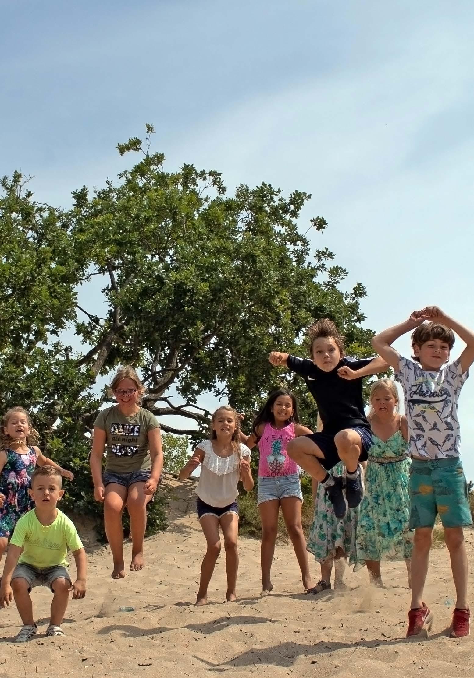 Kinderen spelen en springen enthousiast in het zand bij Openbare basischool De Zeevonk in Zandvoort. Kinderen spelen en springen enthousiast in het zand bij Openbare basischool De Zeevonk in Zandvoort.