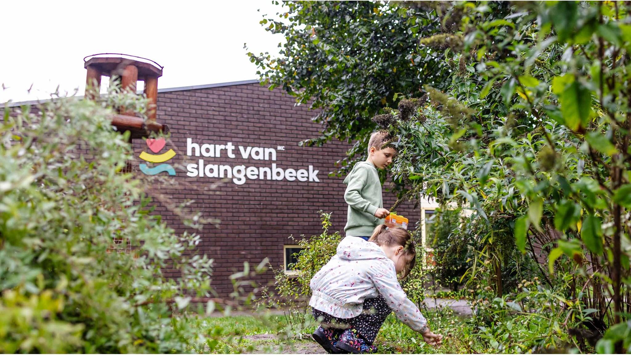Kinderen spelen en tuinieren op het schoolplein van IKC Hart van Slangenbeek in Hengelo. Kinderen spelen en tuinieren op het schoolplein van IKC Hart van Slangenbeek in Hengelo.