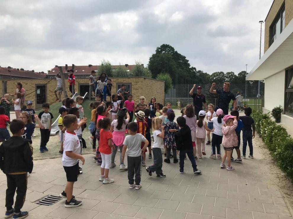 Kinderen spelen enthousiast in het schoolplein van de Jan Ligthartschool in Den Haag. Kinderen spelen enthousiast in het schoolplein van de Jan Ligthartschool in Den Haag.