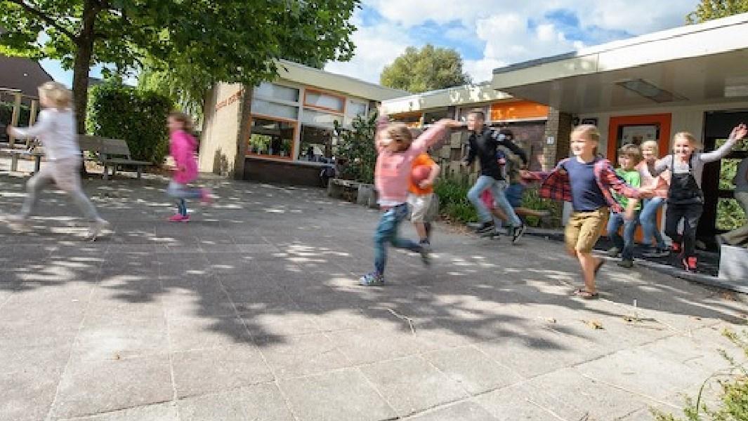 Kinderen spelen enthousiast op het schoolplein van de Barbaraschool in Bunnik. Kinderen spelen enthousiast op het schoolplein van de Barbaraschool in Bunnik.