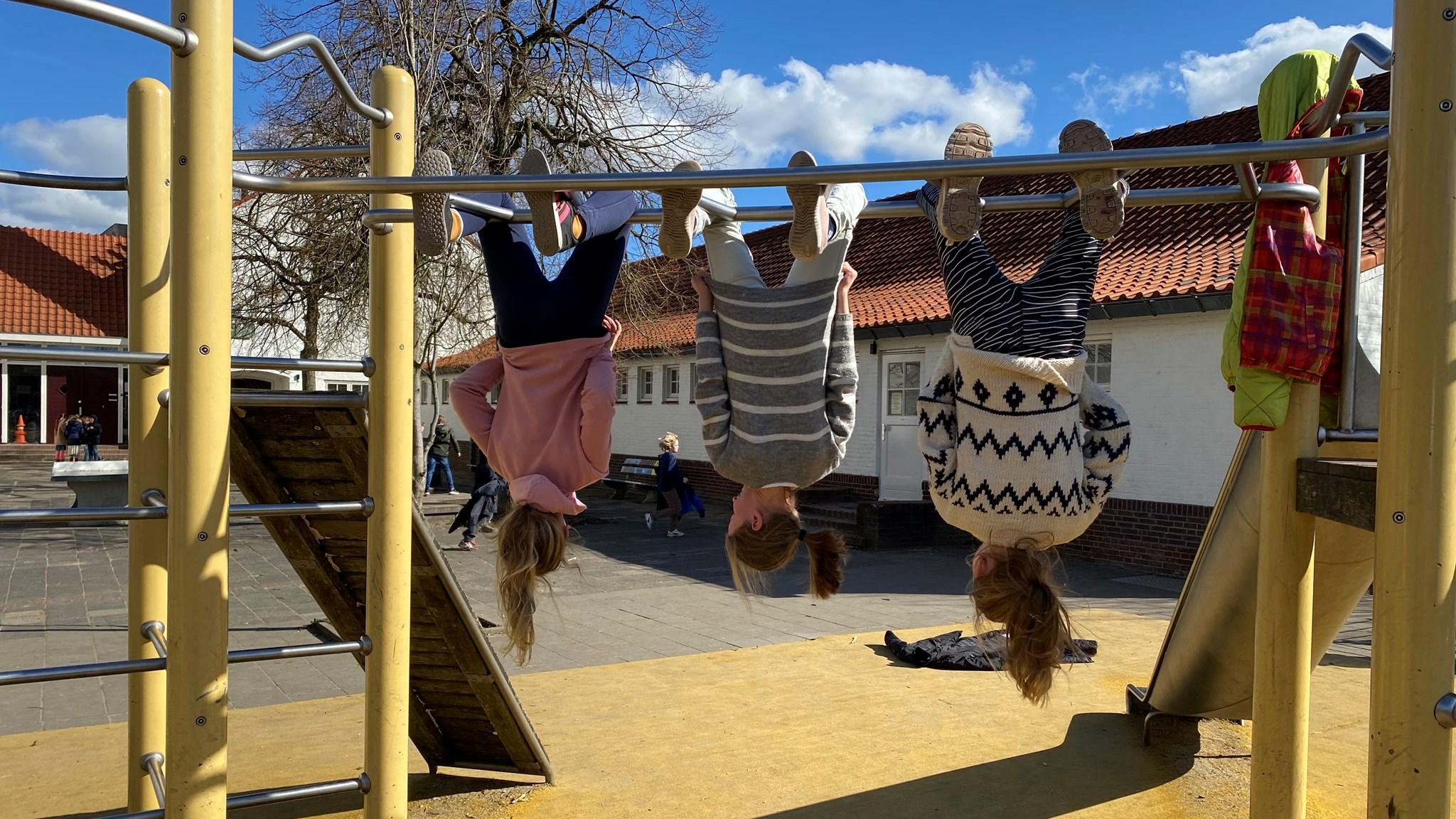 Kinderen spelen enthousiast op het schoolplein van De Beatrixschool in Haarlem. Kinderen spelen enthousiast op het schoolplein van De Beatrixschool in Haarlem.