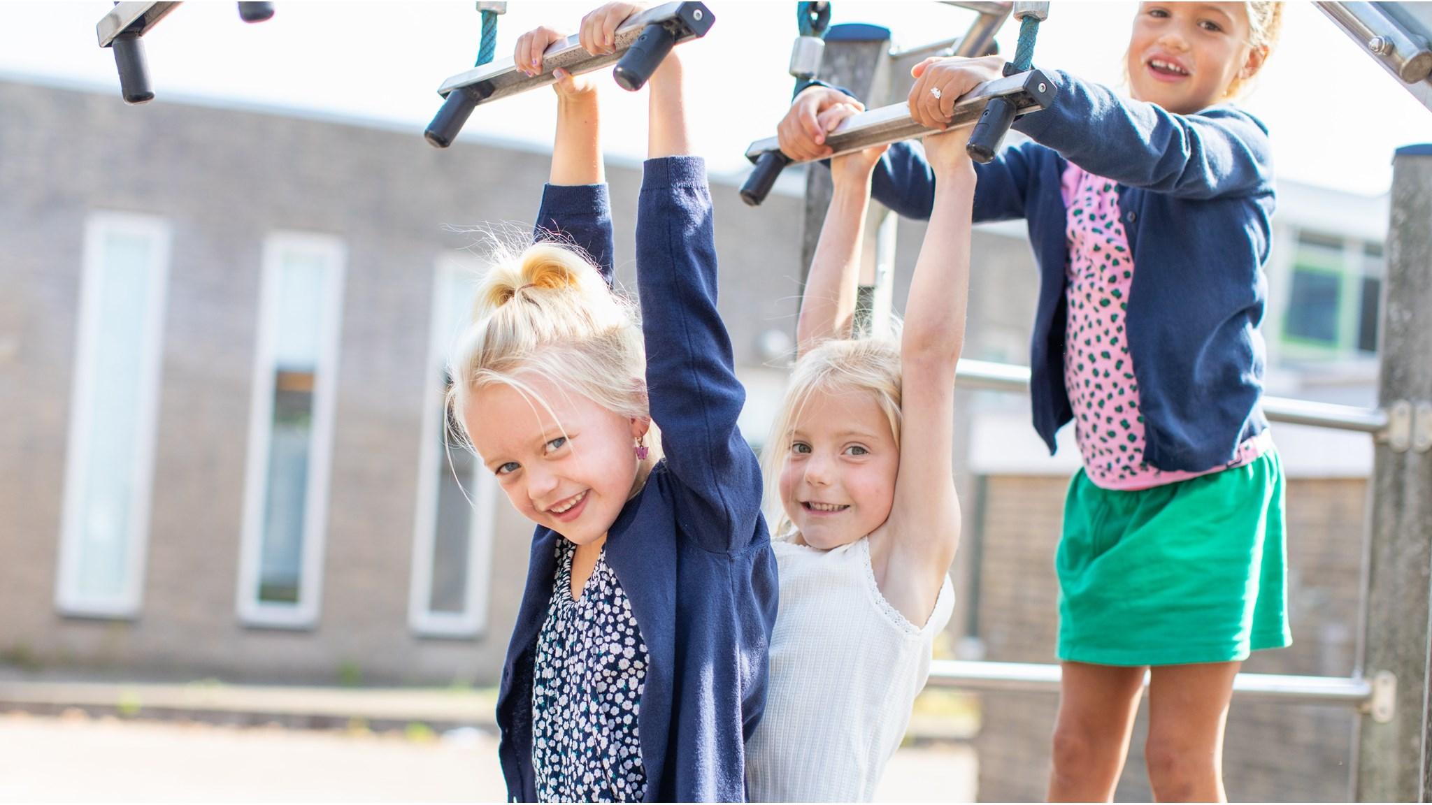 Kinderen spelen enthousiast op het schoolplein van De Fontein in Harmelen. Kinderen spelen enthousiast op het schoolplein van De Fontein in Harmelen.