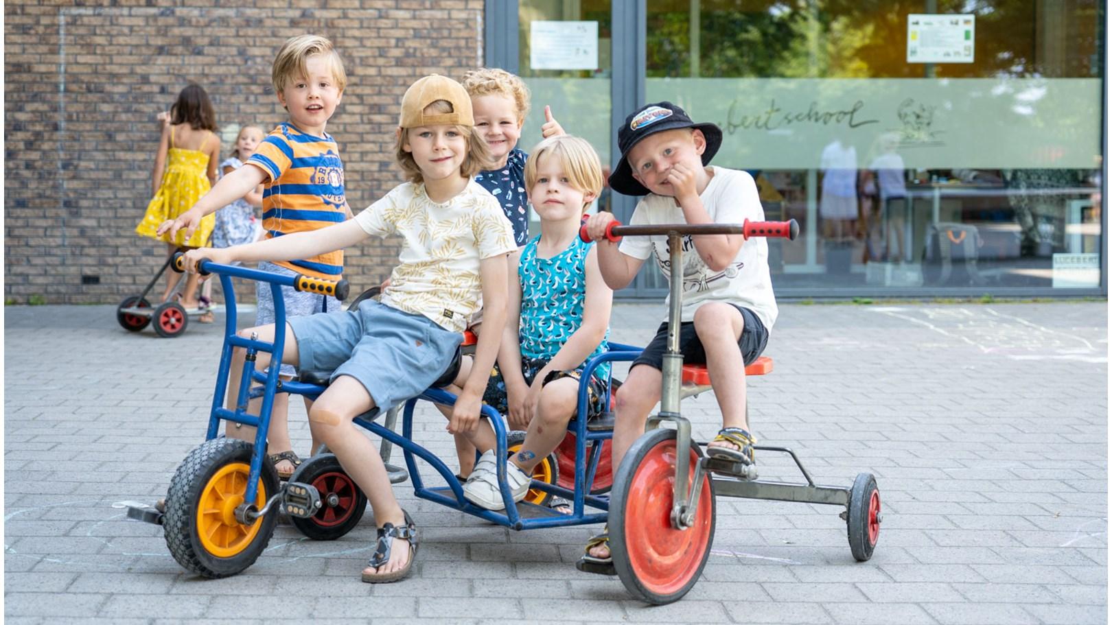 Kinderen spelen enthousiast op het schoolplein van Lucebertschool in Bergen (Noord-Holland). Kinderen spelen enthousiast op het schoolplein van Lucebertschool in Bergen (Noord-Holland).