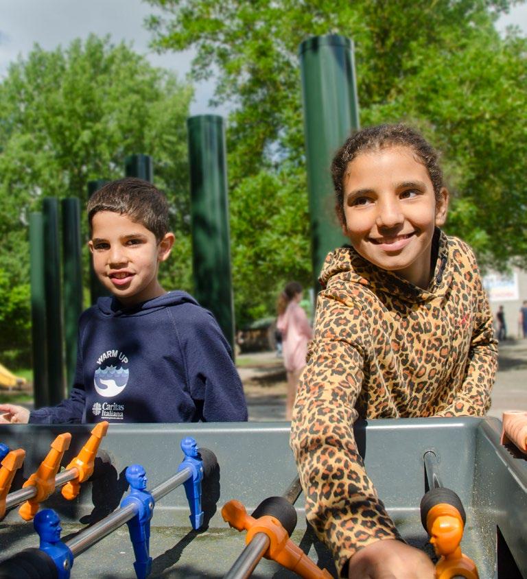 Kinderen spelen enthousiast op het schoolplein van Openbare Basisschool Kamperfoelie in Huizen. Kinderen spelen enthousiast op het schoolplein van Openbare Basisschool Kamperfoelie in Huizen.