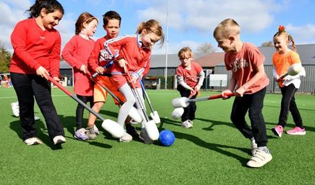 Kinderen spelen hockey op het schoolplein van Basisschool De Harlekijn in Son en Breugel. Kinderen spelen hockey op het schoolplein van Basisschool De Harlekijn in Son en Breugel.