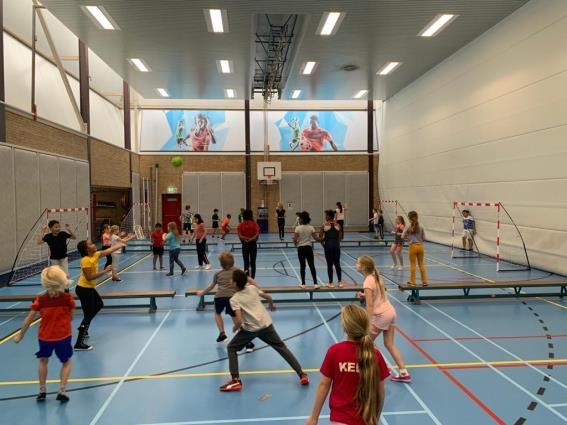 Kinderen spelen in de gymzaal van IKC De Heerdstee in Groningen. Kinderen spelen in de gymzaal van IKC De Heerdstee in Groningen.