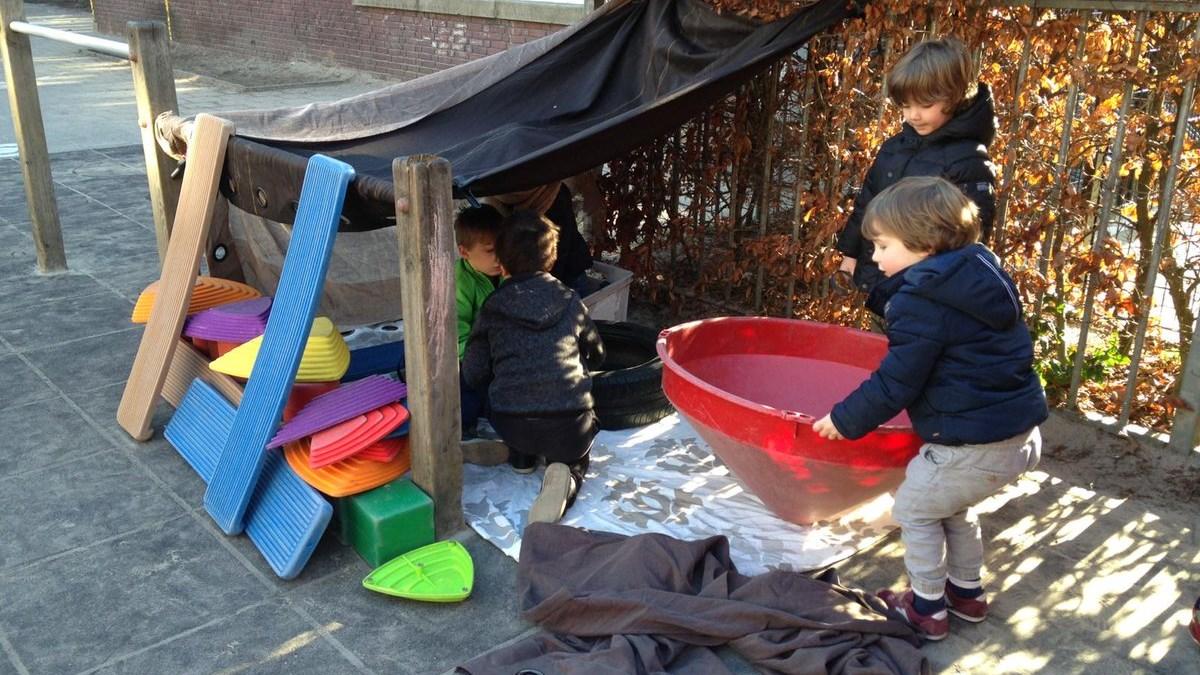 Kinderen spelen in de schoolplein van de Lidwinaschool in Amsterdam. Kinderen spelen in de schoolplein van de Lidwinaschool in Amsterdam.