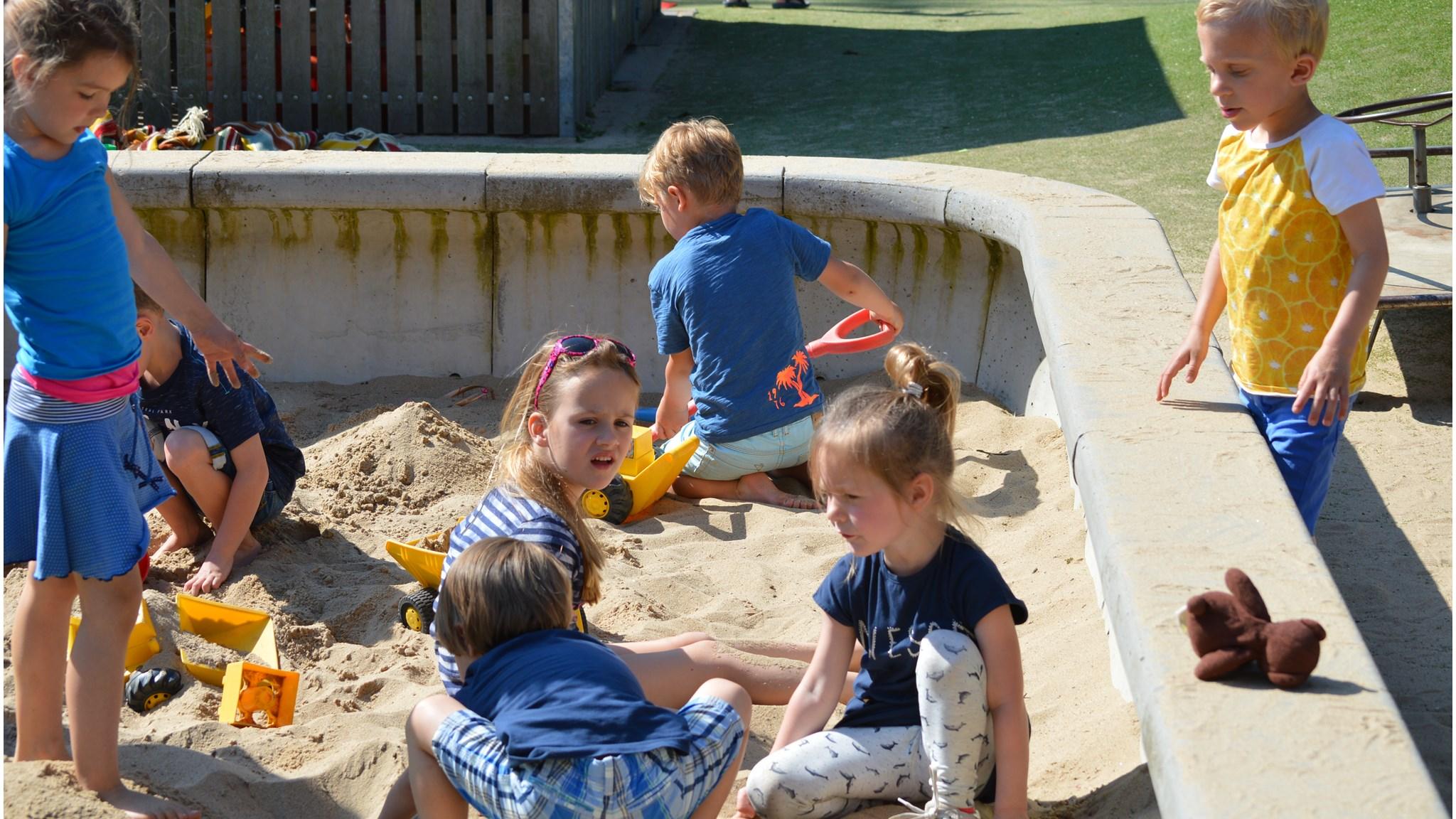 Kinderen spelen in de zandbak op het schoolplein van Basisschool de Paasberg in Oosterbeek.
