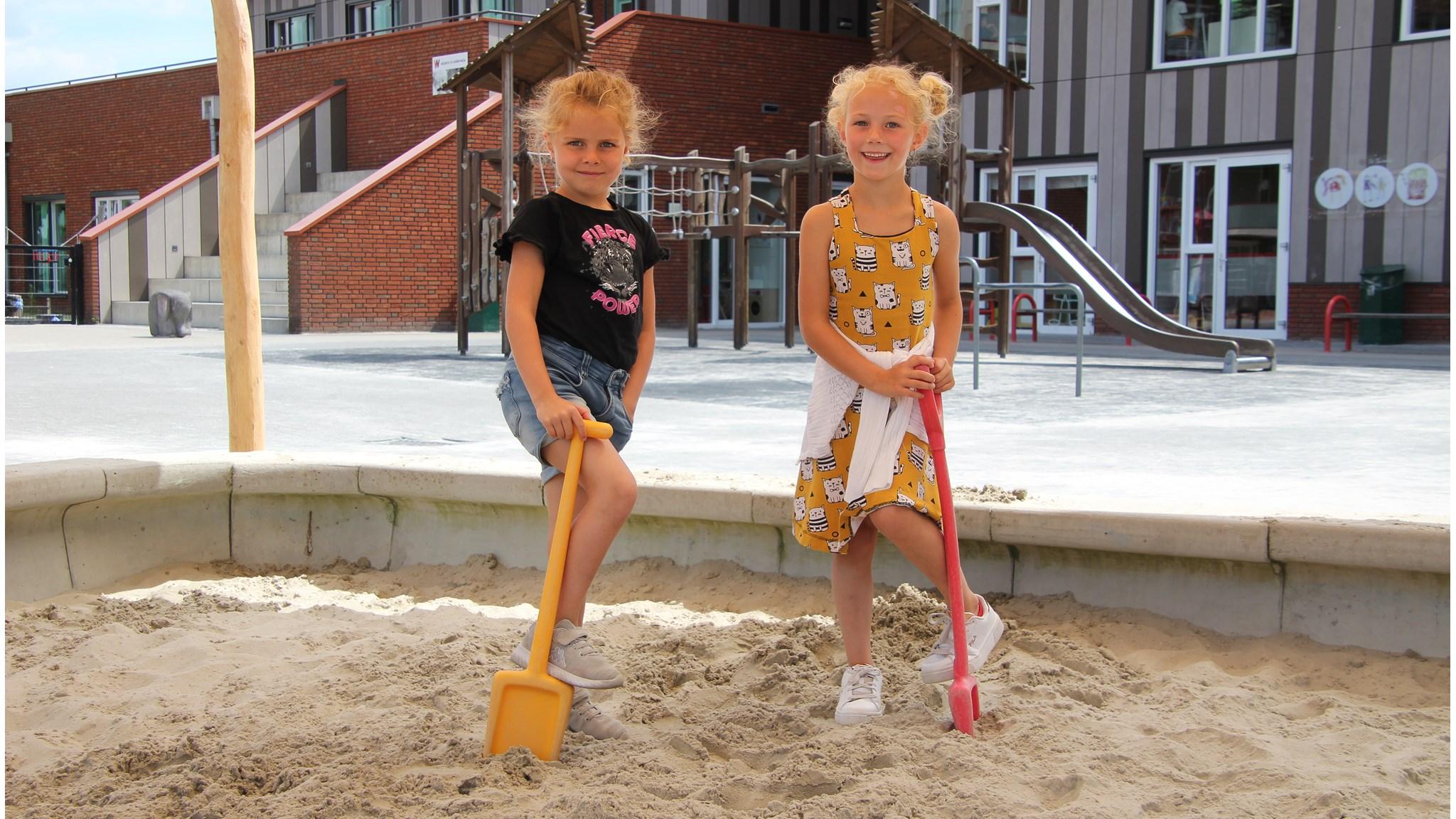 Kinderen spelen in de zandbak op het schoolplein van Basisschool De Toermalijn in Maasbracht. Kinderen spelen in de zandbak op het schoolplein van Basisschool De Toermalijn in Maasbracht.
