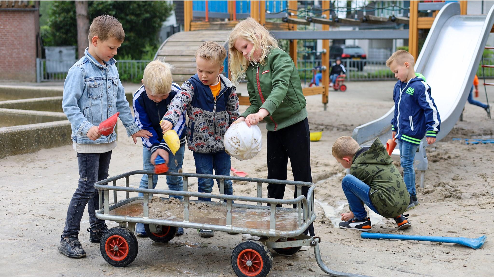 Kinderen spelen in de zandbak op het schoolplein van Basisschool Het Palet in Haaksbergen. Kinderen spelen in de zandbak op het schoolplein van Basisschool Het Palet in Haaksbergen.