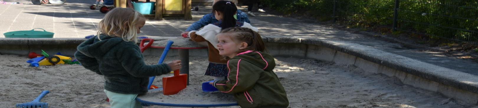 Kinderen spelen in de zandbak op het schoolplein van CBS It Harspit in Ternaard. Kinderen spelen in de zandbak op het schoolplein van CBS It Harspit in Ternaard.