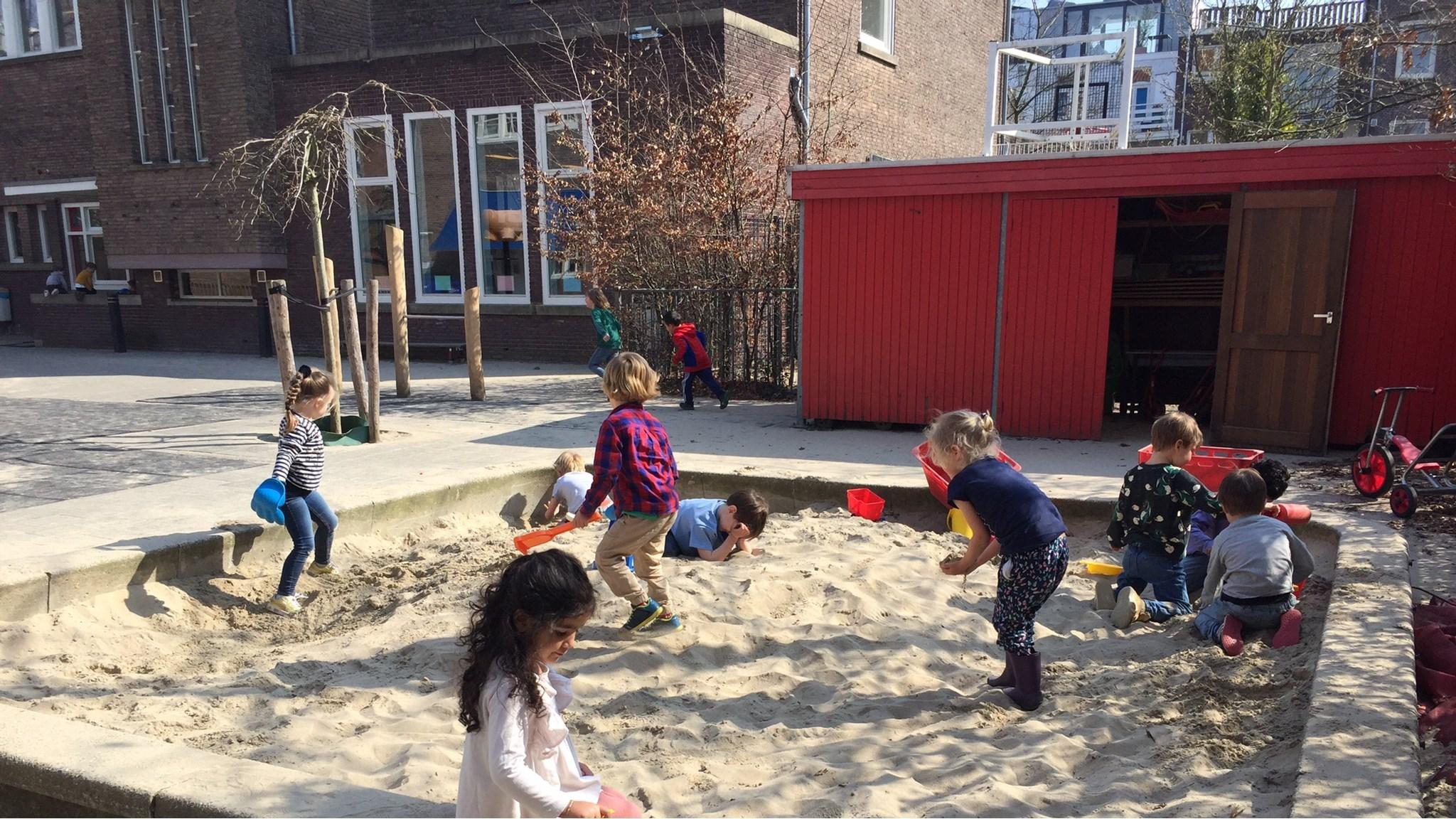 Kinderen spelen in de zandbak op het schoolplein van de Lidwinaschool in Amsterdam. Kinderen spelen in de zandbak op het schoolplein van de Lidwinaschool in Amsterdam.