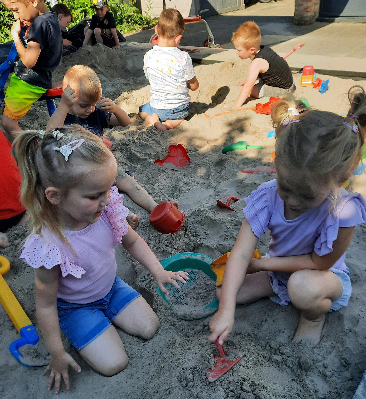 Kinderen spelen in de zandbak op het schoolplein van de St. Jozefschool in Achterveld (Utrecht). Kinderen spelen in de zandbak op het schoolplein van de St. Jozefschool in Achterveld (Utrecht).