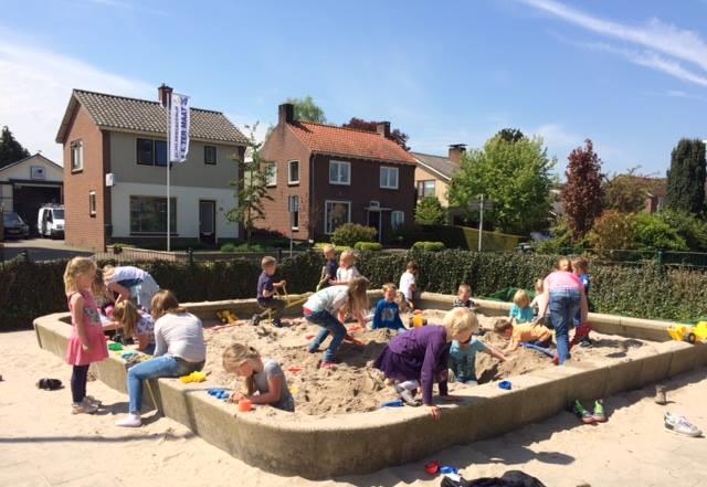 Kinderen spelen in de zandbak op het schoolplein van Dorpsschool Halle in Halle. Kinderen spelen in de zandbak op het schoolplein van Dorpsschool Halle in Halle.