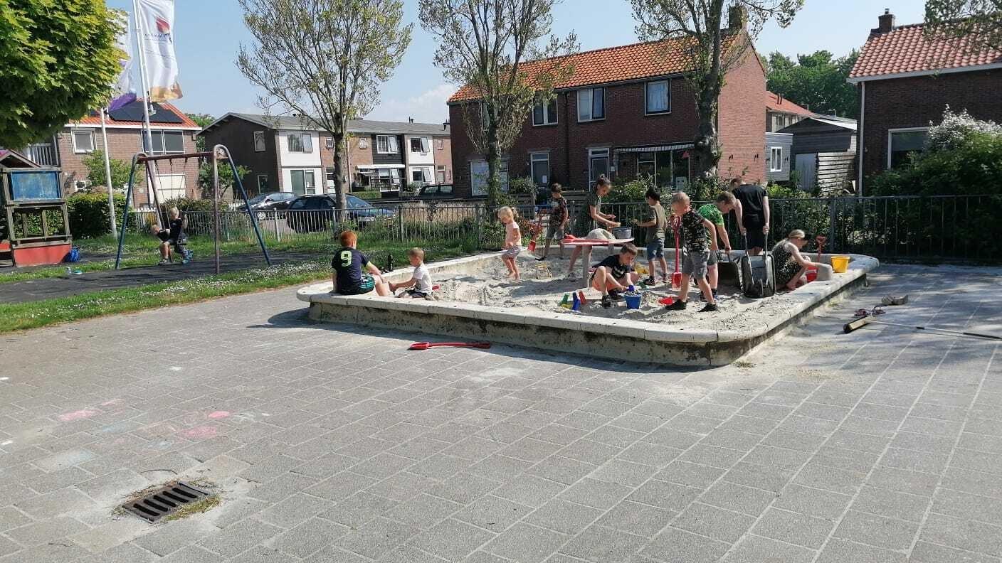 Kinderen spelen in de zandbak op het schoolplein van IKC De Flambou in Oosterbierum. Kinderen spelen in de zandbak op het schoolplein van IKC De Flambou in Oosterbierum.