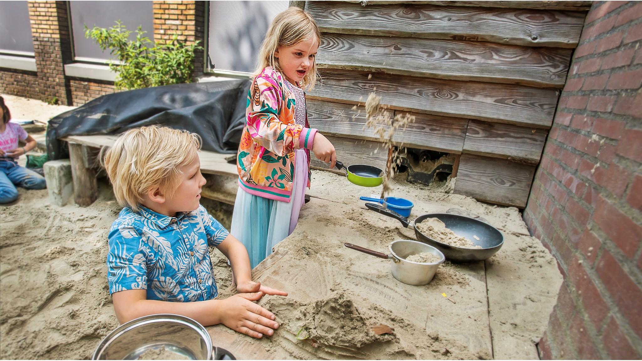 Kinderen spelen in de zandbak op het schoolplein van Kbs St. Joseph in Breda. Kinderen spelen in de zandbak op het schoolplein van Kbs St. Joseph in Breda.