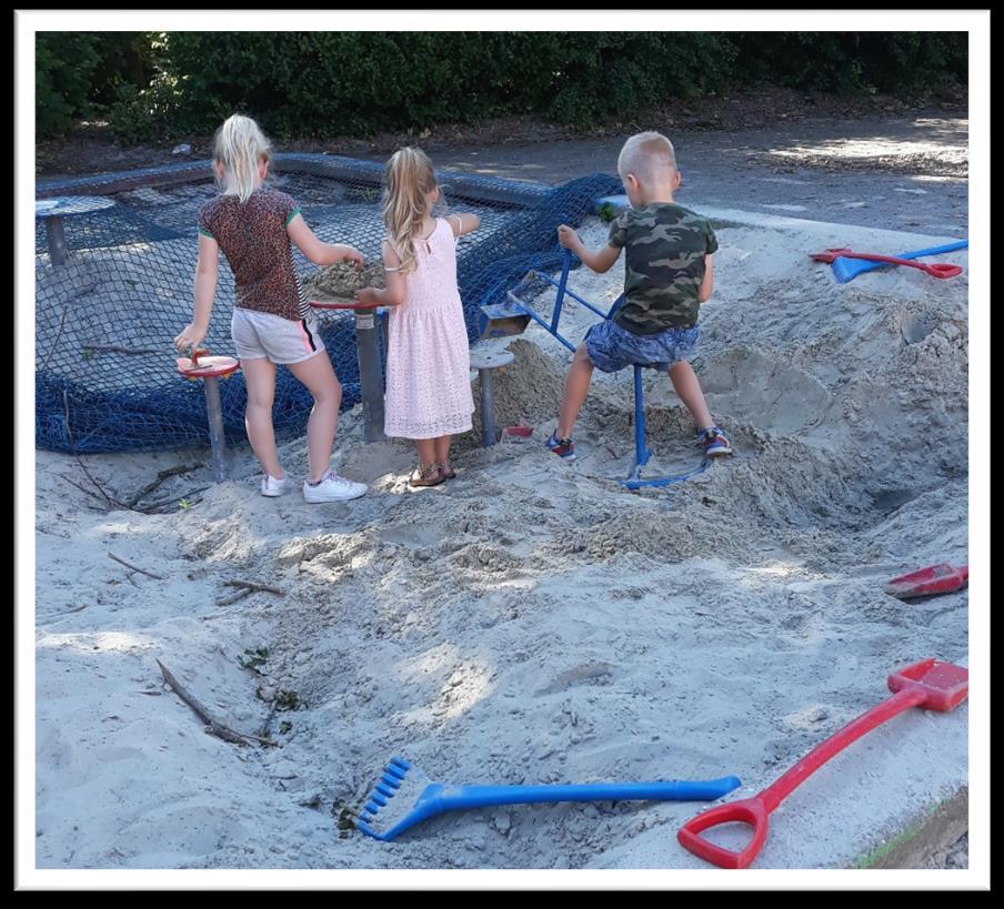 Kinderen spelen in de zandbak op het schoolplein van OBS De Opslach in Wommels. Kinderen spelen in de zandbak op het schoolplein van OBS De Opslach in Wommels.