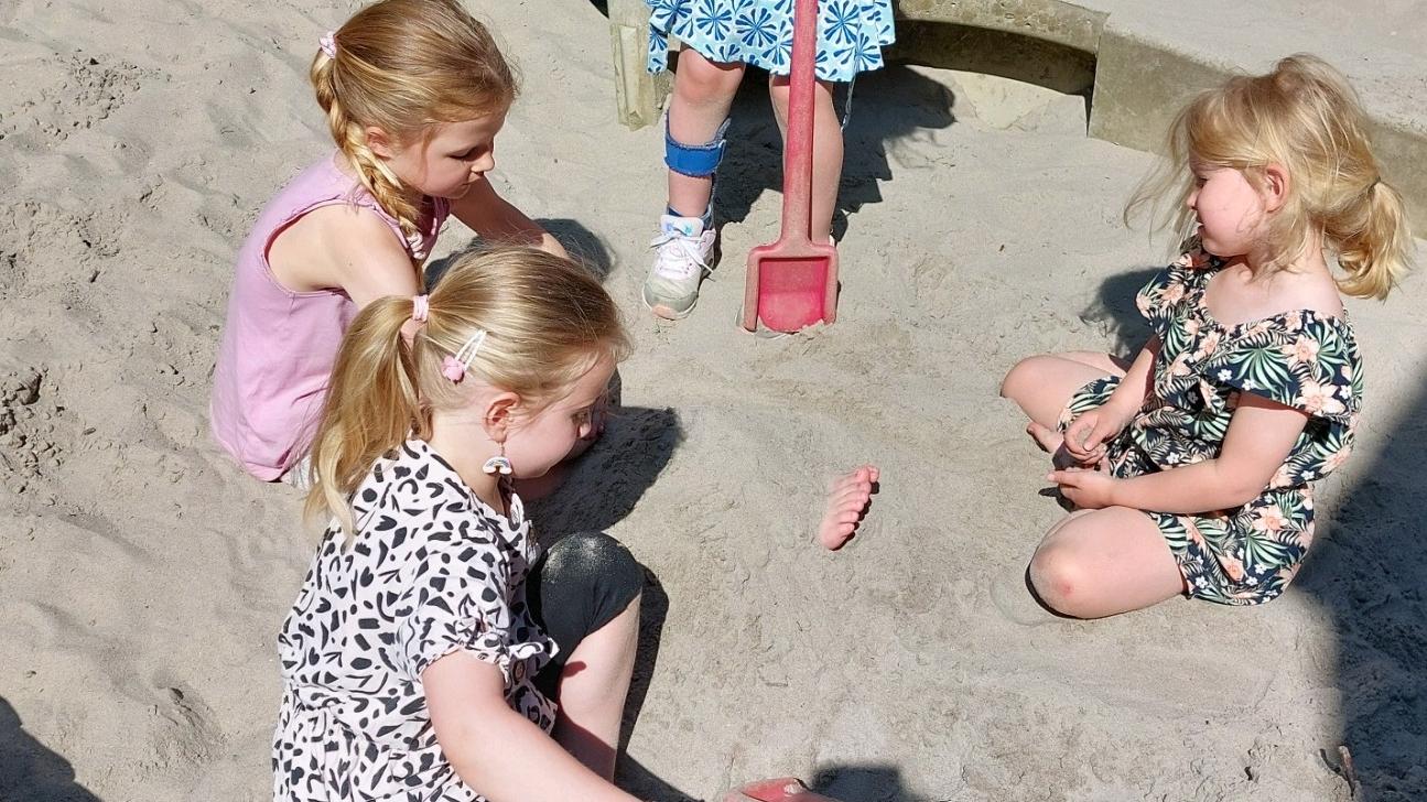 Kinderen spelen in de zandbak op het schoolplein van Rooms Katholieke Basisschool De Schakel in Apeldoorn. Kinderen spelen in de zandbak op het schoolplein van Rooms Katholieke Basisschool De Schakel in Apeldoorn.