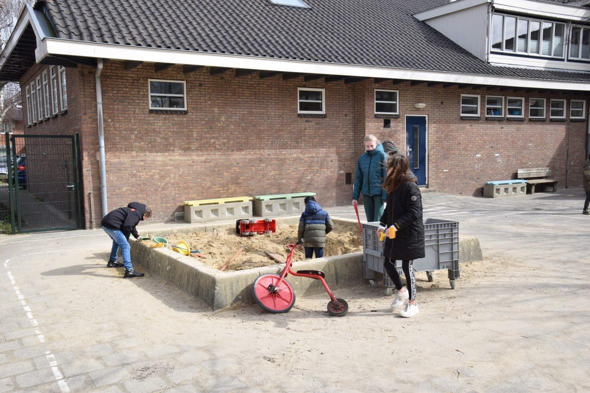Kinderen spelen in de zandbak op het schoolplein van School voor Speciaal Basisonderwijs Dr JP Heije in Hoofddorp.