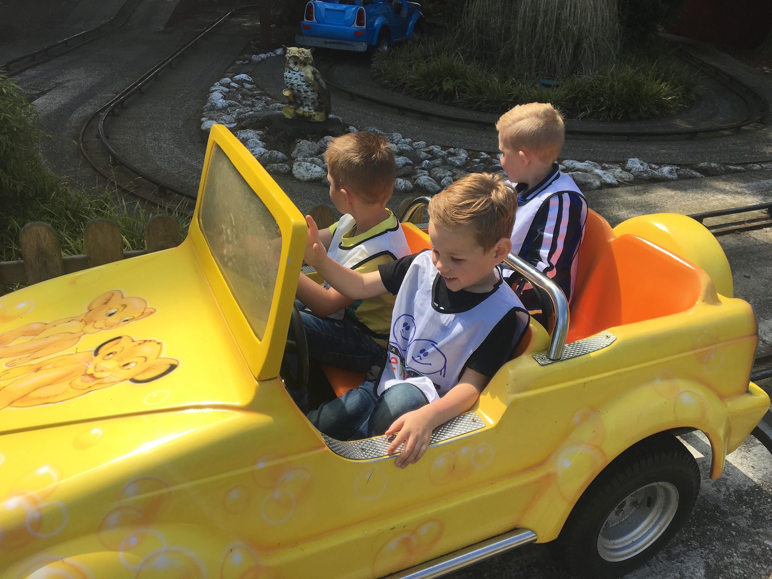 Kinderen spelen in een gele auto op het schoolplein van MKC Anne Frank Doesburg. Kinderen spelen in een gele auto op het schoolplein van MKC Anne Frank Doesburg.