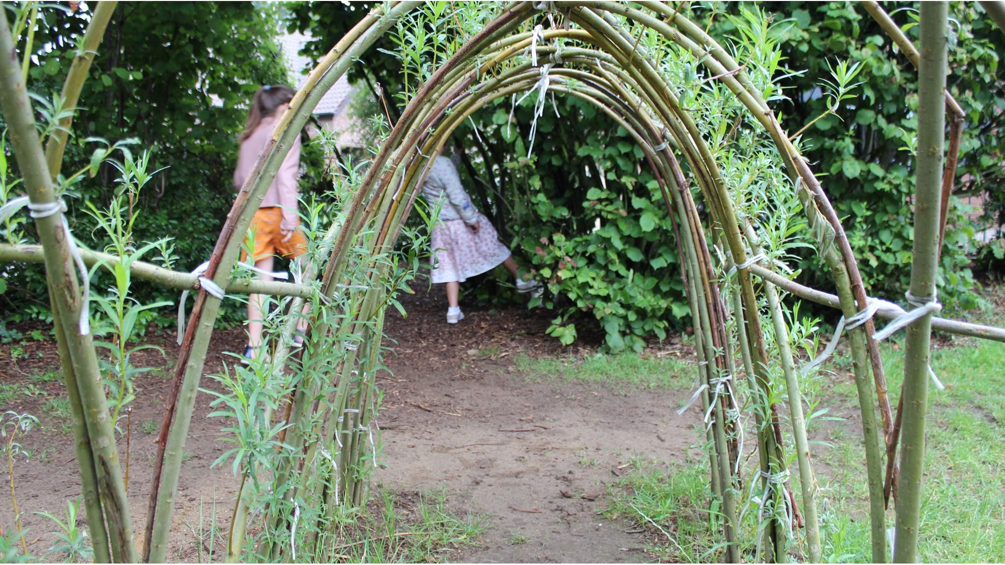 Kinderen spelen in een natuurontworpen speelstructuur op het schoolplein van Basisschool Sint Jozef in Nieuw Namen. Kinderen spelen in een natuurontworpen speelstructuur op het schoolplein van Basisschool Sint Jozef in Nieuw Namen.