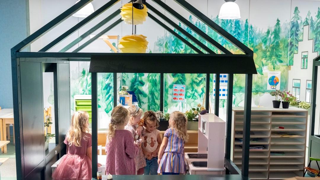 Kinderen spelen in een speelhoek in de R.K. basisschool St. Josephschool in Hooglanderveen. Kinderen spelen in een speelhoek in de R.K. basisschool St. Josephschool in Hooglanderveen.