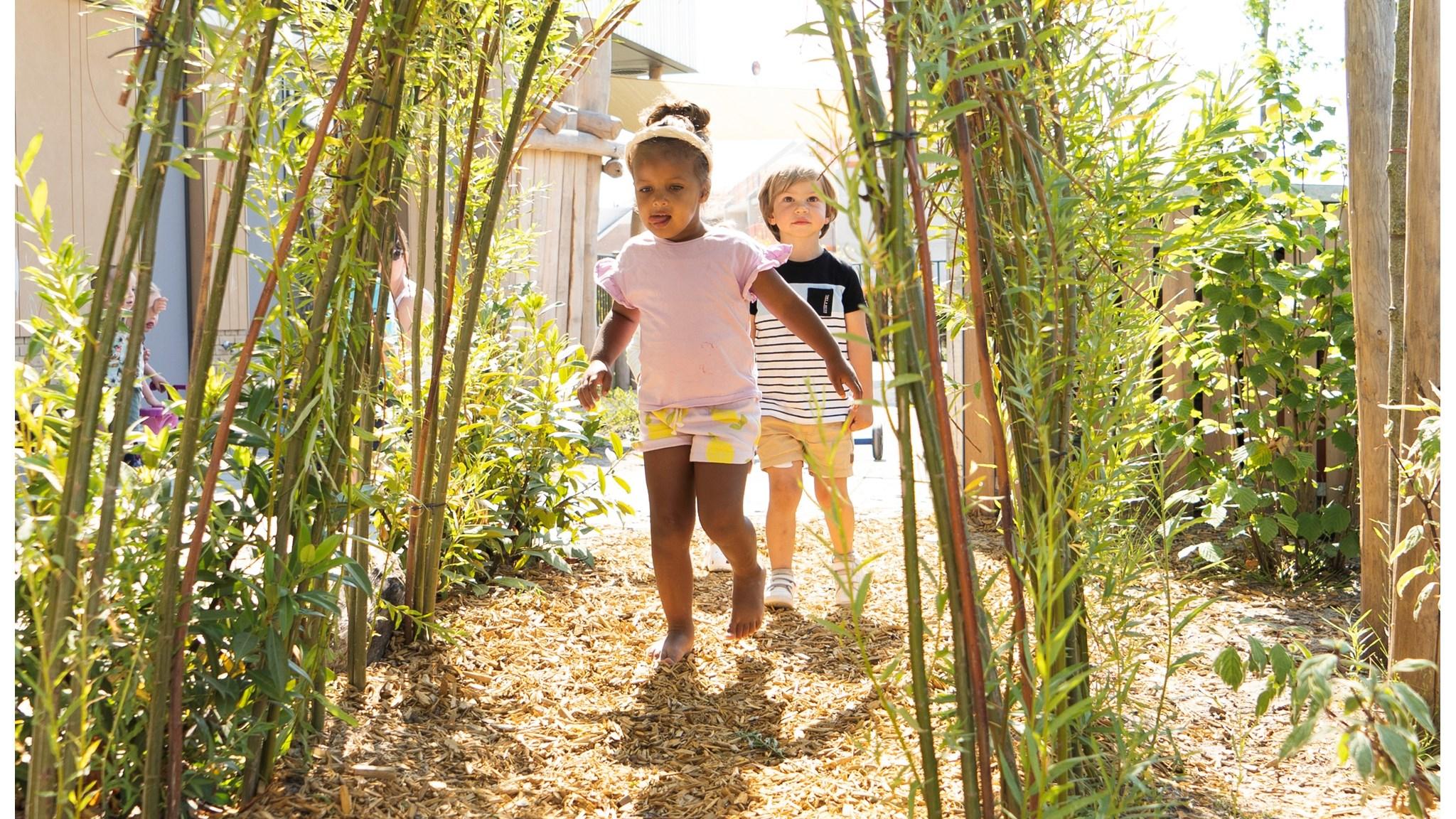 Kinderen spelen in het groene schoolplein van KC Koningskwartier in Zevenhuizen (Zuid-Holland). Kinderen spelen in het groene schoolplein van KC Koningskwartier in Zevenhuizen (Zuid-Holland).