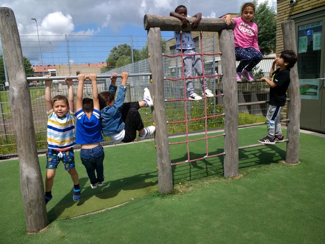 Kinderen spelen in het schoolplein van de Jan Ligthartschool in Den Haag. Kinderen spelen in het schoolplein van de Jan Ligthartschool in Den Haag.