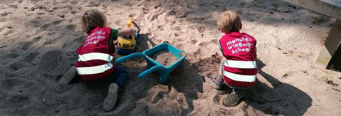 Kinderen spelen in het zand op het schoolplein van Basisschool M Wiegman in Bergen (Noord-Holland). Kinderen spelen in het zand op het schoolplein van Basisschool M Wiegman in Bergen (Noord-Holland).