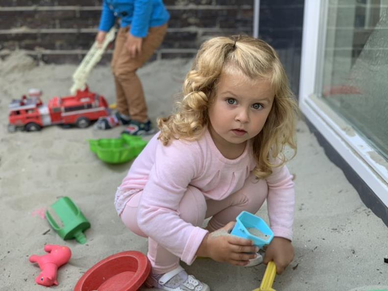 Kinderen spelen in het zand op het schoolplein van de Prinses Marijkeschool in Den Haag. Kinderen spelen in het zand op het schoolplein van de Prinses Marijkeschool in Den Haag.