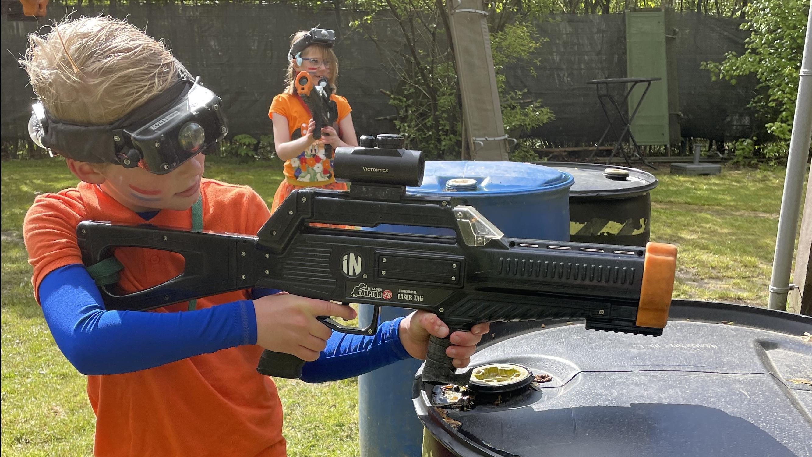 Kinderen spelen laser tag op het schoolplein van Openbare Basisschool de Trede in Haule. Kinderen spelen laser tag op het schoolplein van Openbare Basisschool de Trede in Haule.