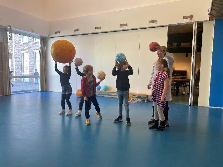 Kinderen spelen met ballen in de gymzaal van de Hannie Schaft Basisschool in Zandvoort. Kinderen spelen met ballen in de gymzaal van de Hannie Schaft Basisschool in Zandvoort.