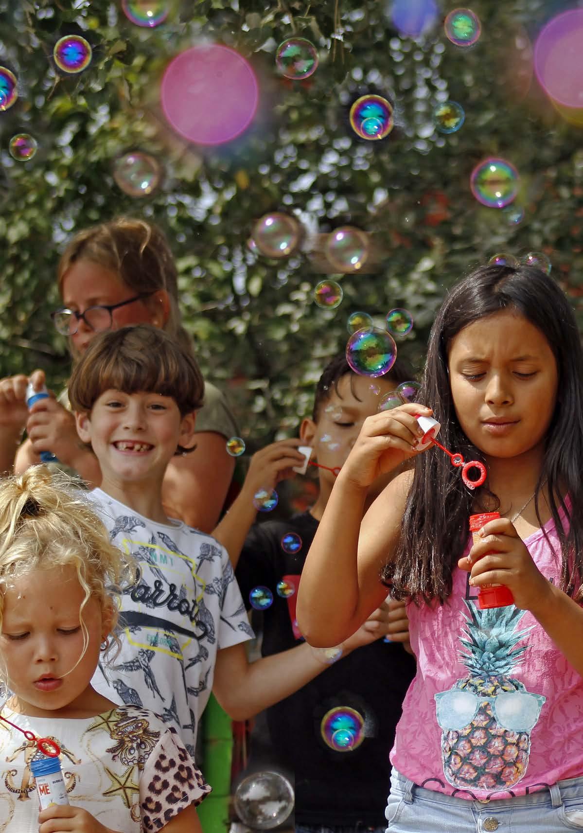 Kinderen spelen met bellenblazen op het schoolplein van Openbare basischool De Zeevonk in Zandvoort. Kinderen spelen met bellenblazen op het schoolplein van Openbare basischool De Zeevonk in Zandvoort.