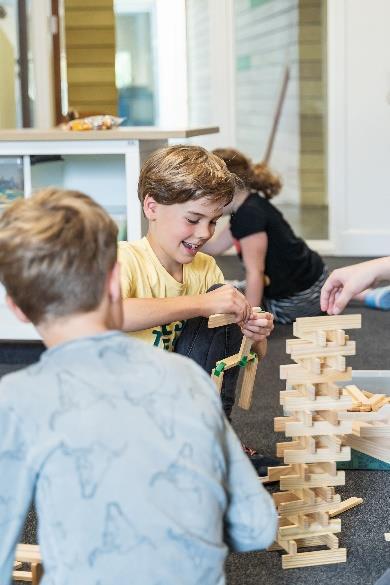 Kinderen spelen met blokken en bouwen samen in Openbare Basisschool De Trumakkers in Heeze. Kinderen spelen met blokken en bouwen samen in Openbare Basisschool De Trumakkers in Heeze.