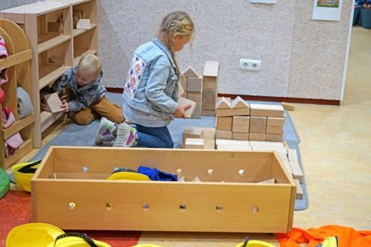 Kinderen spelen met blokken in de binnenruimte van Basisschool Jan Ligthart in Appingedam.