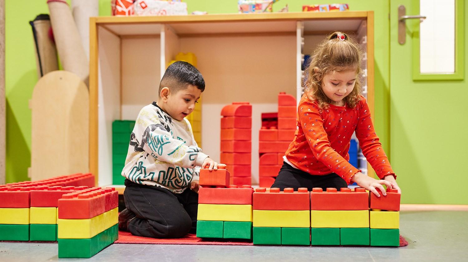 Kinderen spelen met blokken in de klas van Basisschool Antares in Tilburg. Kinderen spelen met blokken in de klas van Basisschool Antares in Tilburg.