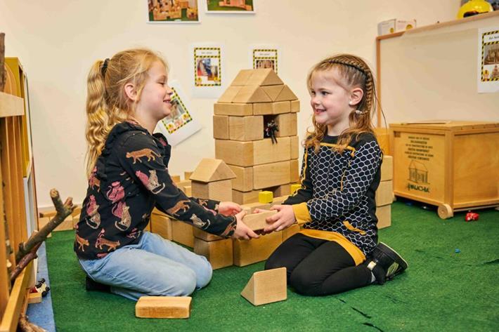 Kinderen spelen met blokken in de klas van Basisschool De Bron in Sprang-Capelle. Kinderen spelen met blokken in de klas van Basisschool De Bron in Sprang-Capelle.
