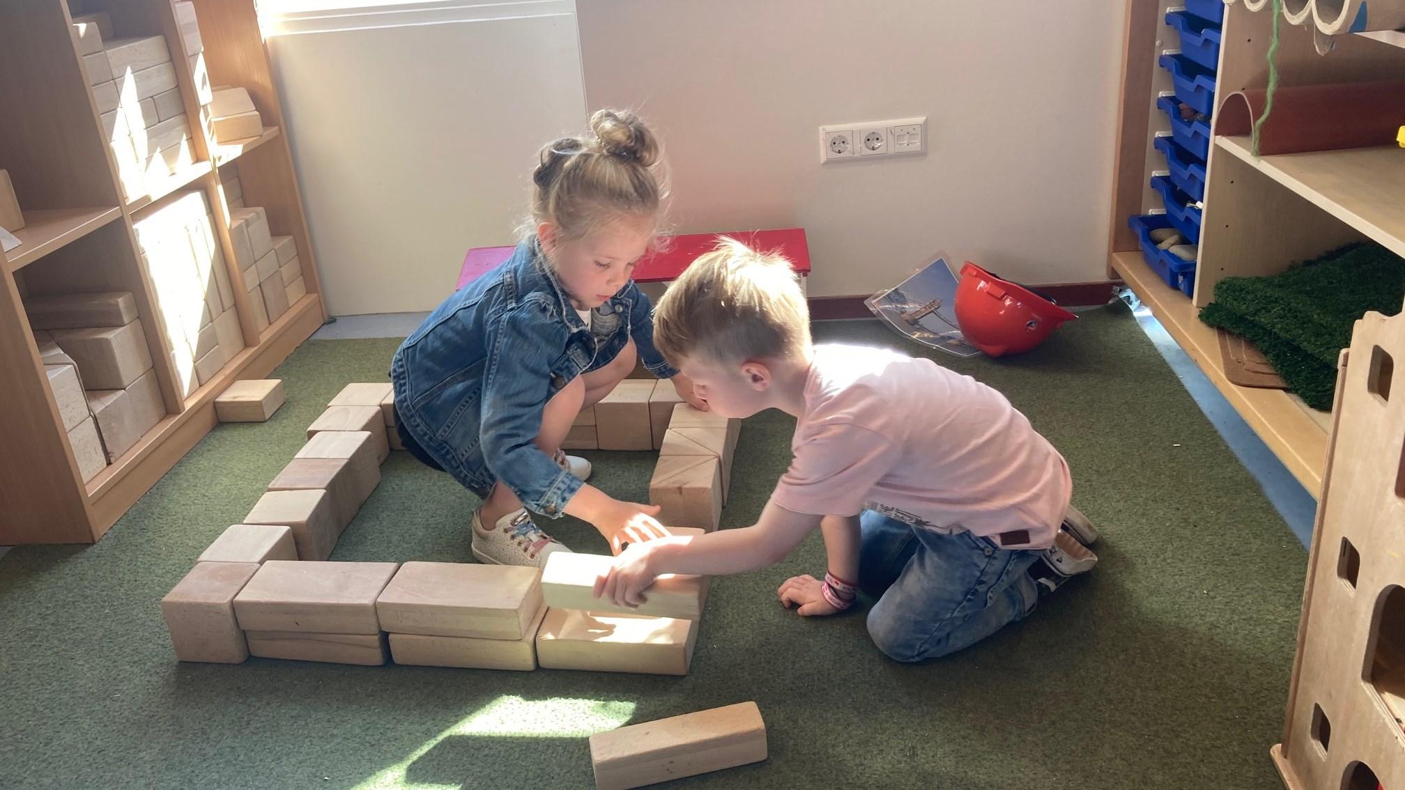 Kinderen spelen met blokken in de klas van Basisschool De Wegwijzer in Middenmeer. Kinderen spelen met blokken in de klas van Basisschool De Wegwijzer in Middenmeer.