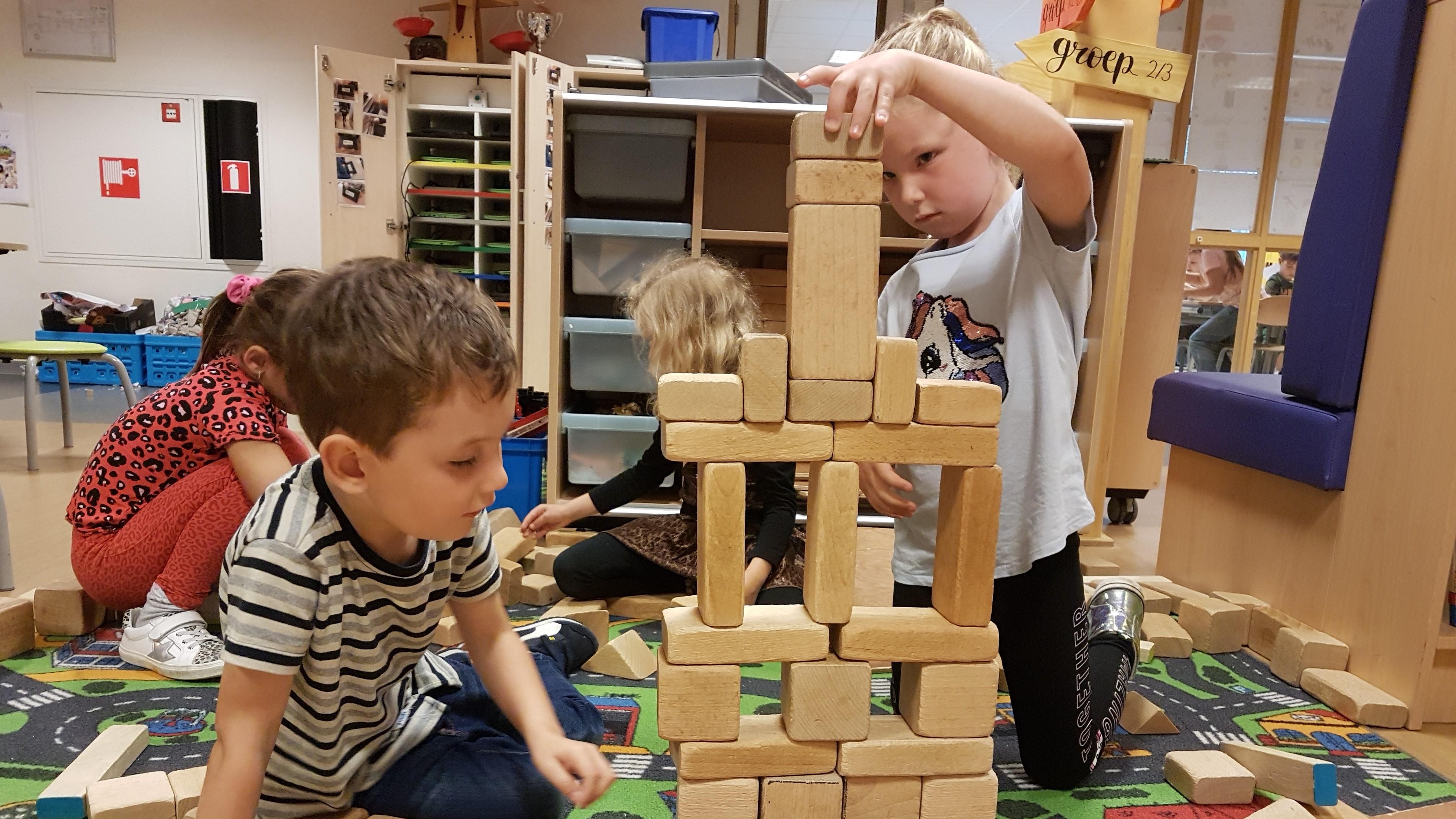 Kinderen spelen met blokken in de klas van Basisschool Maria in Erp. Kinderen spelen met blokken in de klas van Basisschool Maria in Erp.