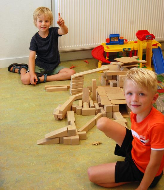 Kinderen spelen met blokken in het klaslokaal van Basisschool Sint Jozef in Nuenen. Kinderen spelen met blokken in het klaslokaal van Basisschool Sint Jozef in Nuenen.