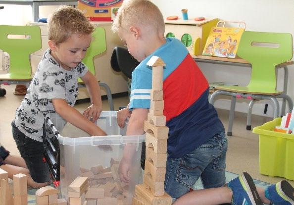Kinderen spelen met blokken in het klaslokaal van IKC Het Sterrenpalet in Eibergen. Kinderen spelen met blokken in het klaslokaal van IKC Het Sterrenpalet in Eibergen.