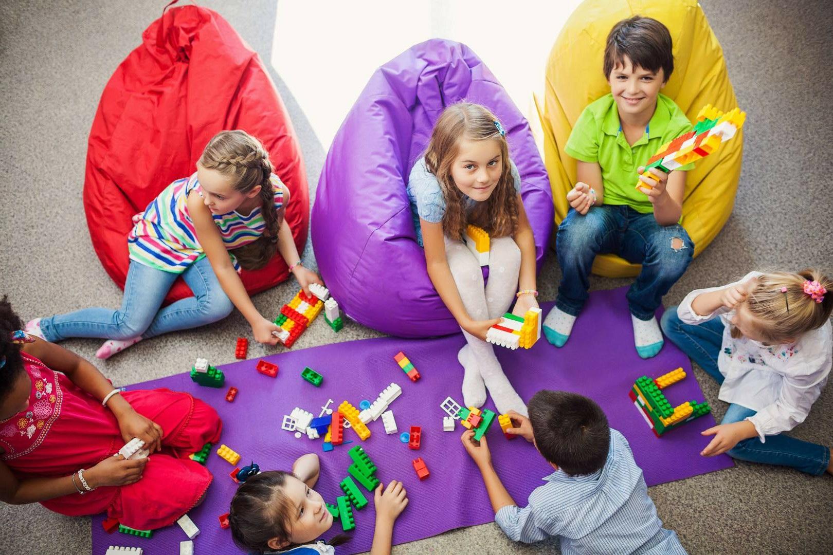Kinderen spelen met blokken op de vloer in ZML de Ark Oud-Beijerland. Kinderen spelen met blokken op de vloer in ZML de Ark Oud-Beijerland.