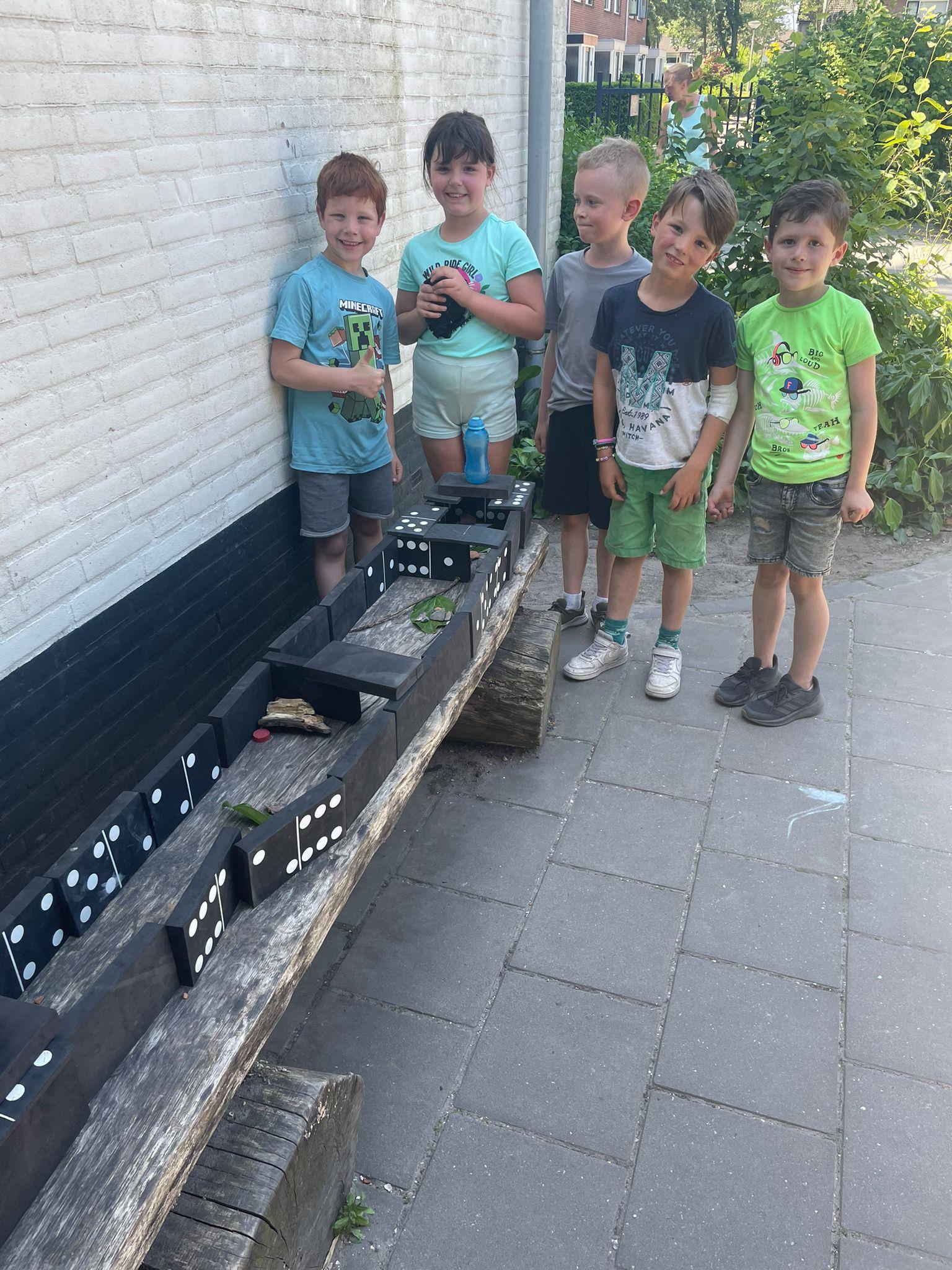 Kinderen spelen met dominostenen op het schoolplein van Basisschool De Rode Schouw in Halsteren. Kinderen spelen met dominostenen op het schoolplein van Basisschool De Rode Schouw in Halsteren.
